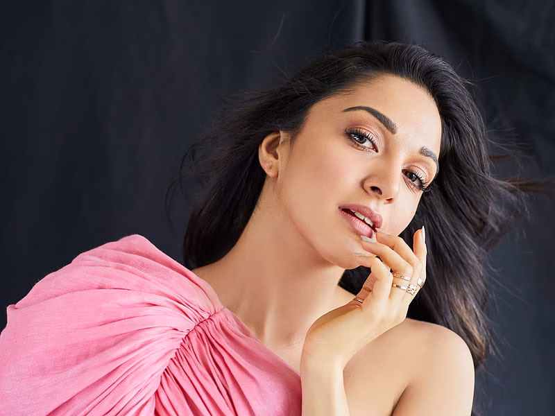HD-wallpaper-actresses-kiara-advani-actress-indian-woman-black-hair