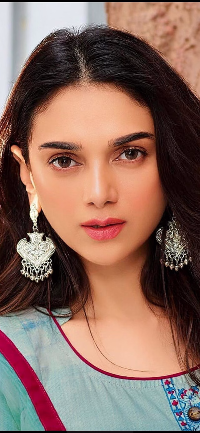 HD-wallpaper-aditi-rao-hydari-actress-beauty-ccv-kerala-kollywood-patmavath-psycho-singer