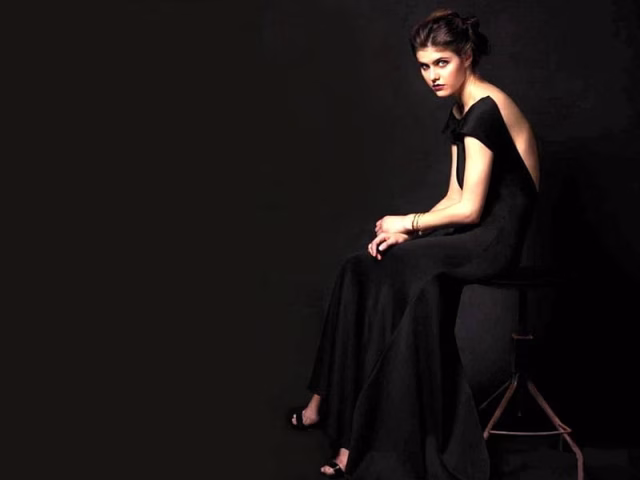HD-wallpaper-alexandra-daddario-alexandra-model-black-beautiful-daddario-actress-2015