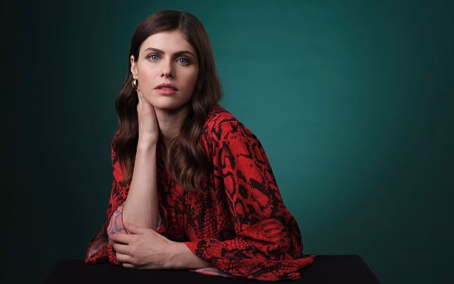 HD-wallpaper-alexandra-daddario-american-celebrity-beauty-hollywood-alexandra-anna-daddario-brunette-woman-american-actress-alexandra-daddario-hoot