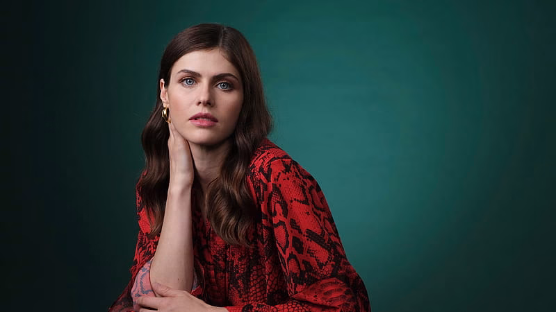 HD-wallpaper-alexandra-daddario-is-posing-for-a-wearing-red-and-black-dress-with-loose-hair-celebriteis