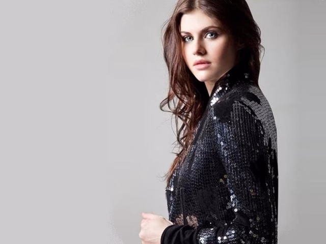 HD-wallpaper-alexandra-daddario-model-actress-daddario-alexandra-1