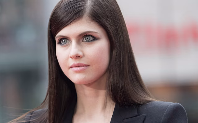 HD-wallpaper-alexandra-daddario-portrait-2017-american-actress-beauty-hollywood
