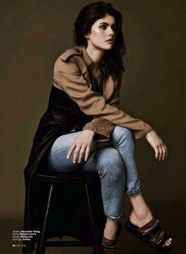 HD-wallpaper-alexandra-daddario-posing-sitting