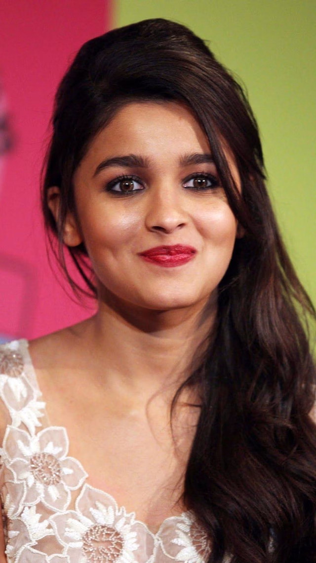 HD-wallpaper-alia-bhatt-cute-bollywood-indian-actress-beautiful-alia-bhatt-1