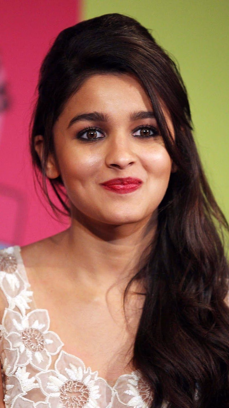 HD-wallpaper-alia-bhatt-cute-bollywood-indian-actress-beautiful-alia-bhatt-1