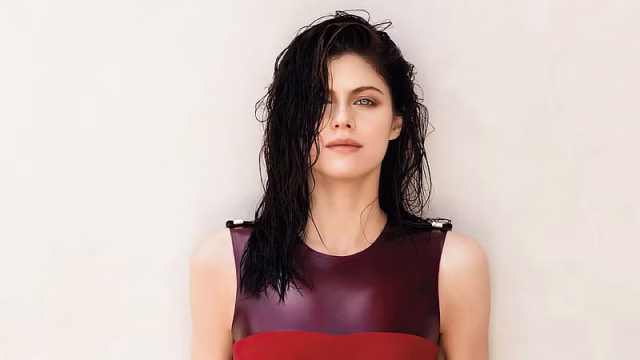 HD-wallpaper-american-celebrity-black-hair-actress-alexandra-daddario