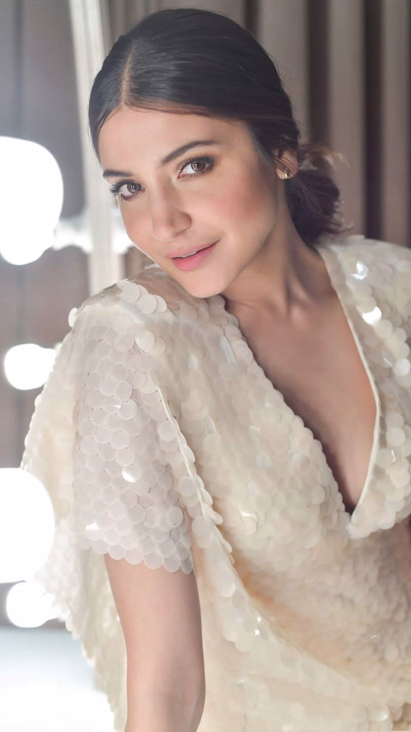 HD-wallpaper-anushka-sharma-actress-beautiful-bollywood-indian-beauty-white