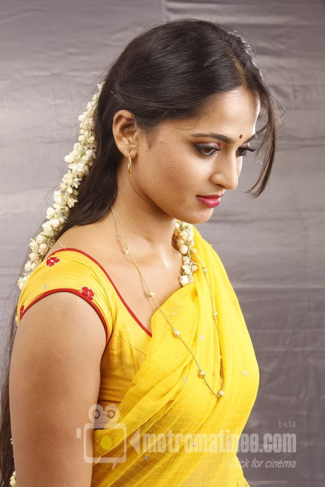 HD-wallpaper-anushka-shetty-cute-1