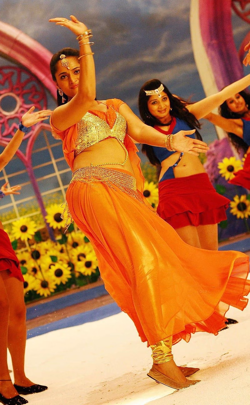 HD-wallpaper-anushka-shetty-cute-5