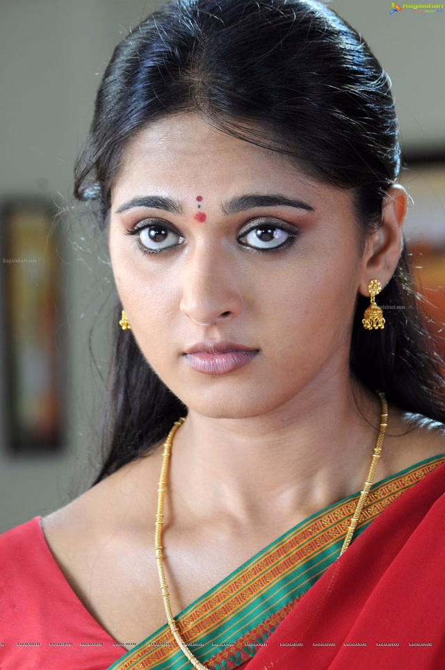 HD-wallpaper-anushka-shetty-eye-head