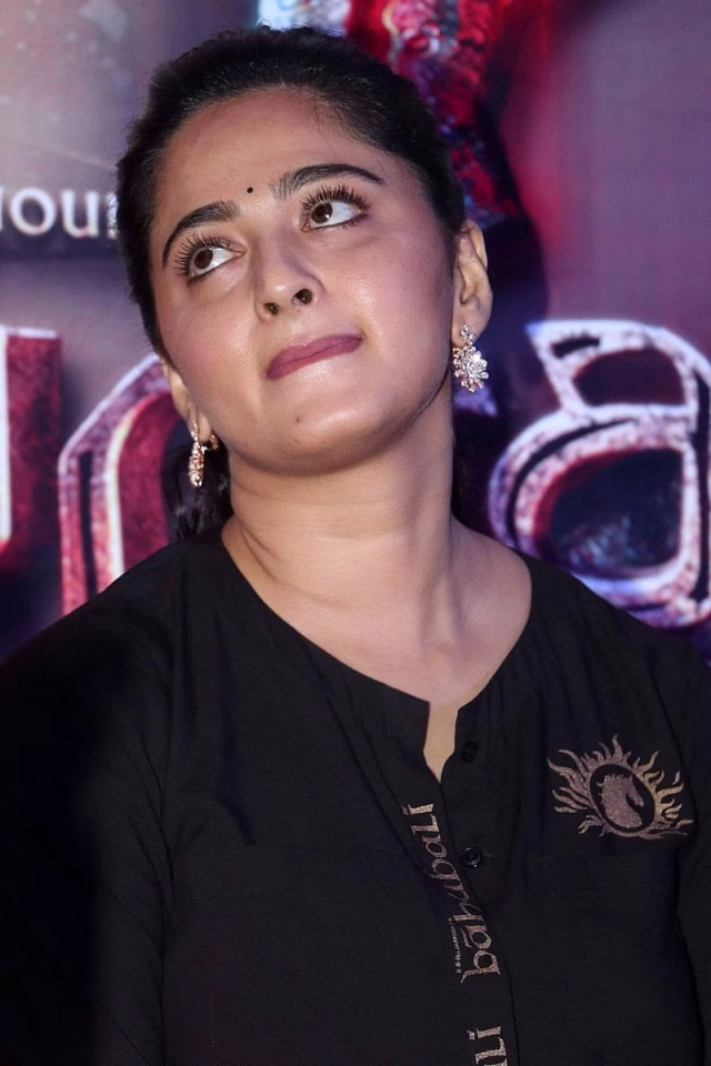 HD-wallpaper-anushka-shetty-kiiler-look