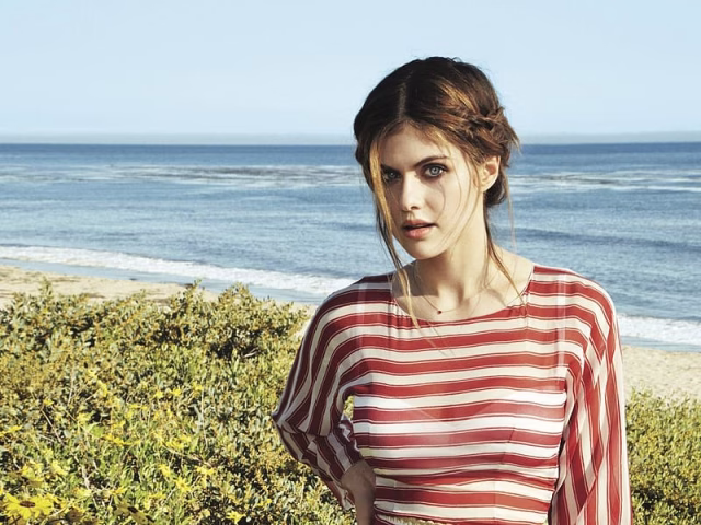 HD-wallpaper-beach-brunette-blue-eyes-american-celebrity-actress-alexandra-daddario