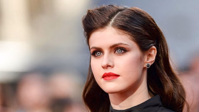 HD-wallpaper-beautiful-alexandra-daddario-with-blur-background-alexandra-daddario