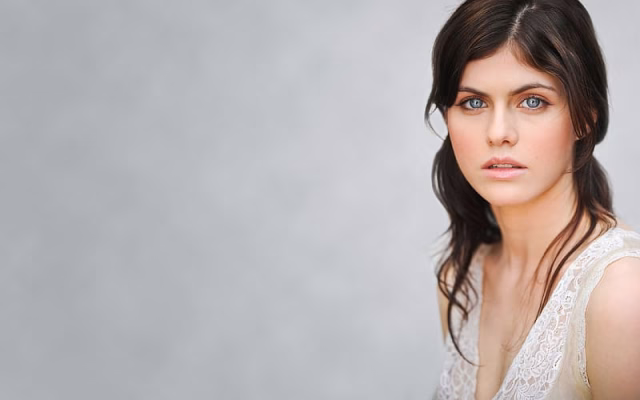 HD-wallpaper-brunette-blue-eyes-american-celebrity-actress-alexandra-daddario-1