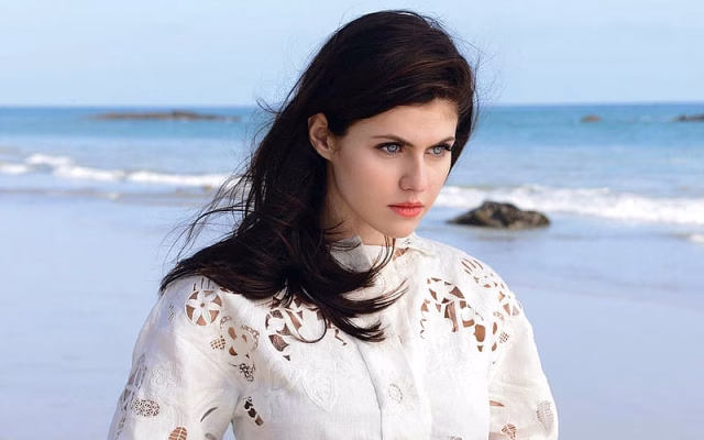 HD-wallpaper-brunette-blue-eyes-american-celebrity-actress-depth-of-field-alexandra-daddario