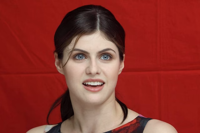 HD-wallpaper-celebrity-alexandra-daddario-1