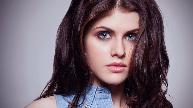 HD-wallpaper-celebrity-alexandra-daddario-15