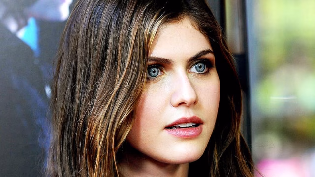 HD-wallpaper-celebrity-alexandra-daddario-23