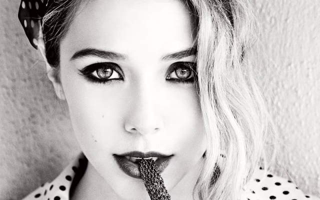 HD-wallpaper-elizabeth-olsen-monochrome-portrait-american-actress-hollywood