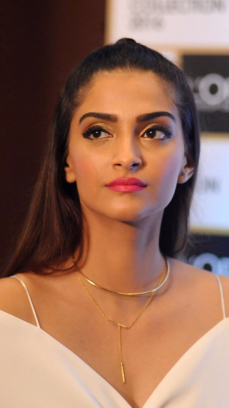 HD-wallpaper-gorgeous-sonam-kapoor-girl-indian-celebrities-sonam-kapoor-indian-celebrity-bollywood-indian-indian-actress-beautiful
