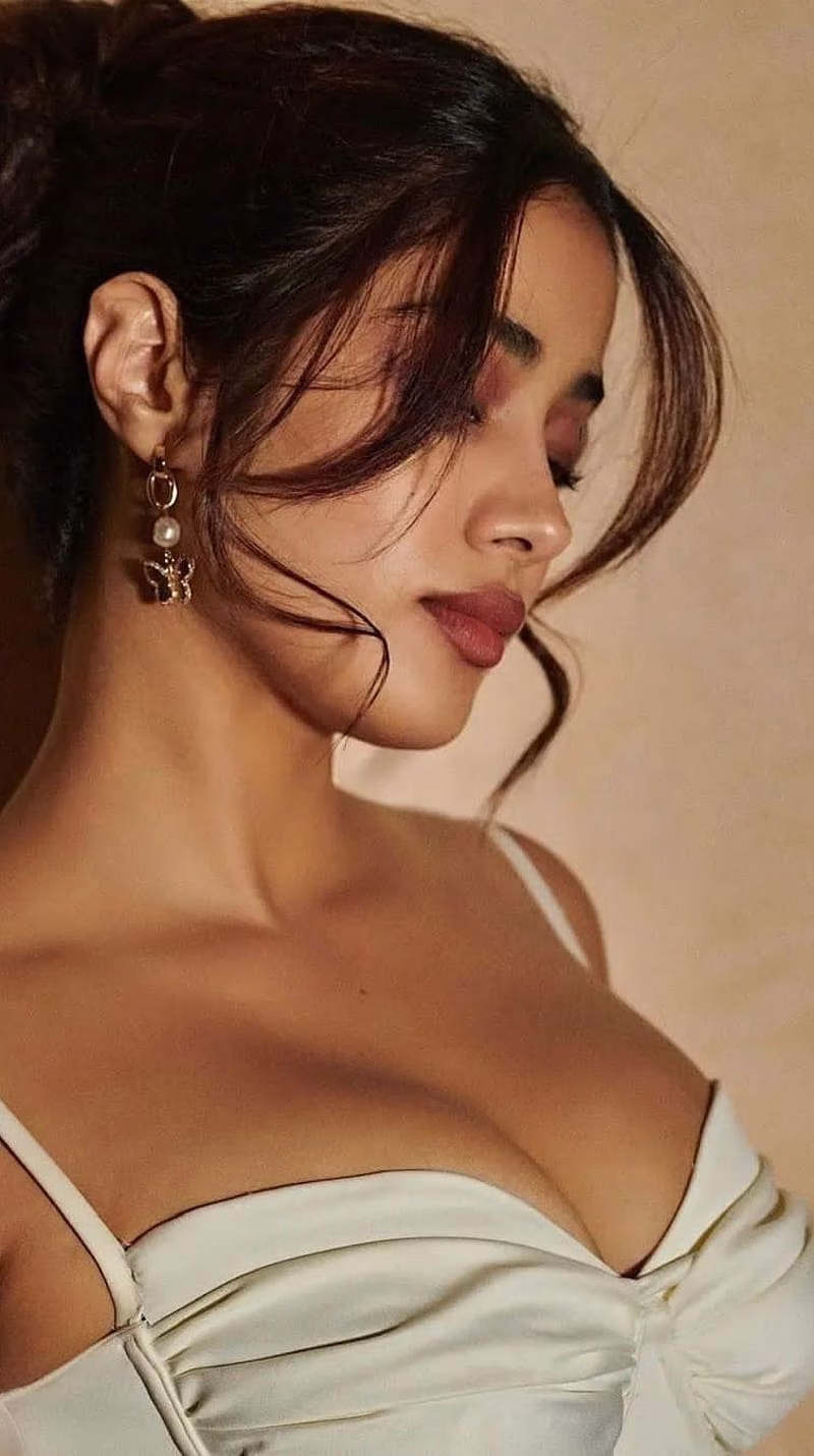 HD-wallpaper-jahnavi-kapoor-bollywood-actress-2