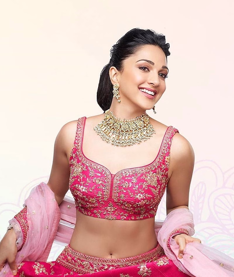 HD-wallpaper-kiara-advani-actress-beautiful-bollywood-hot-indian-beauty-navel-pink-sexy