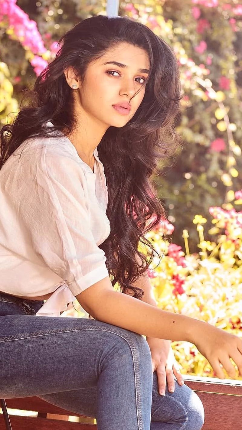 HD-wallpaper-krithi-shetty-telugu-actress-model-2
