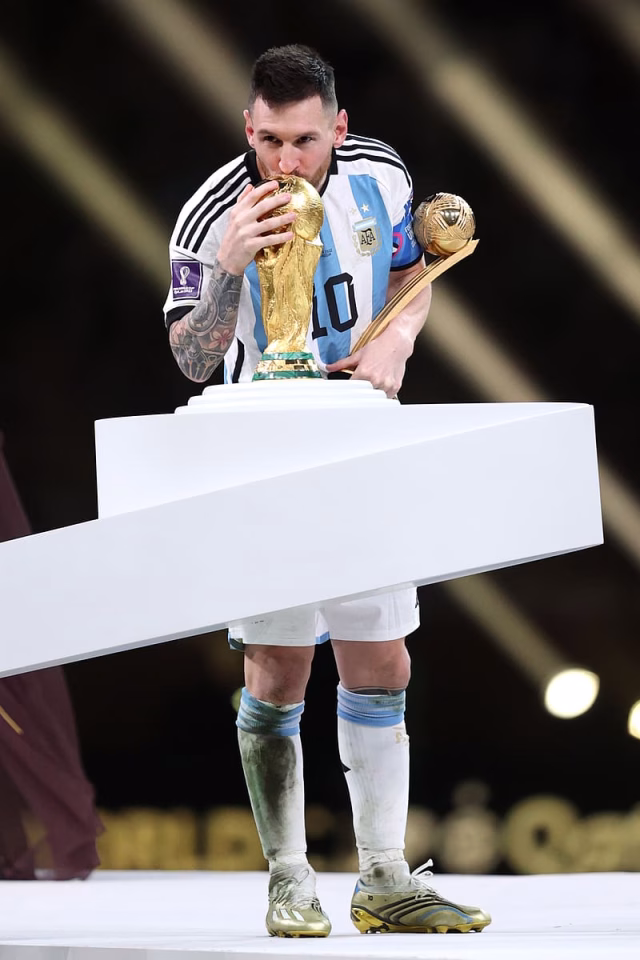 HD-wallpaper-messi-kiss-to-fifa-cup-2022