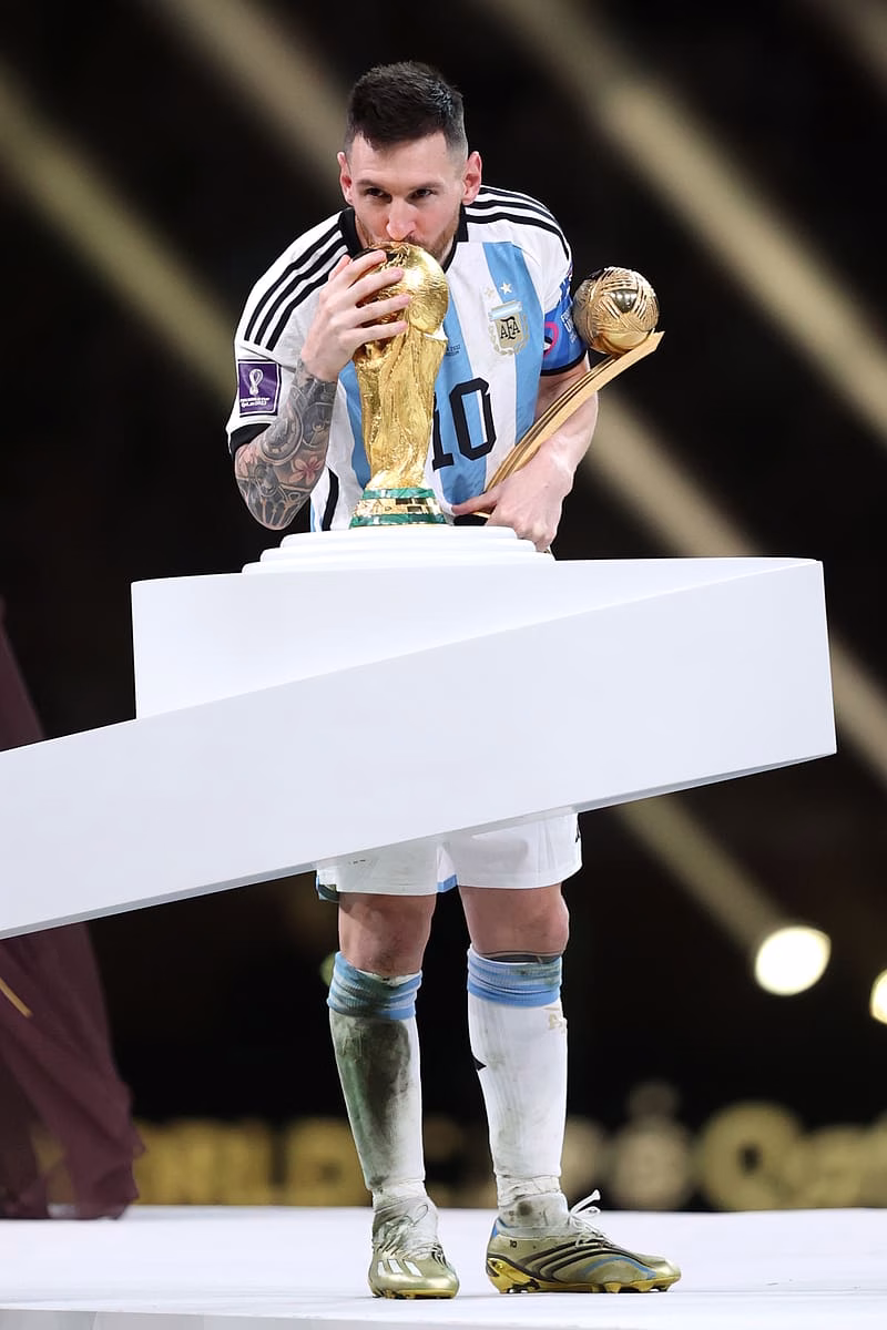 HD-wallpaper-messi-kiss-to-fifa-cup-2022