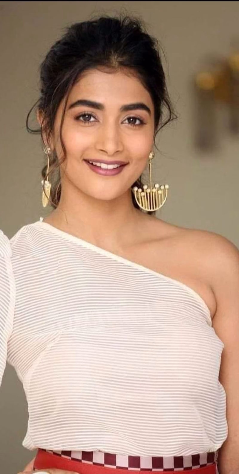 HD-wallpaper-pooja-hegde-poo