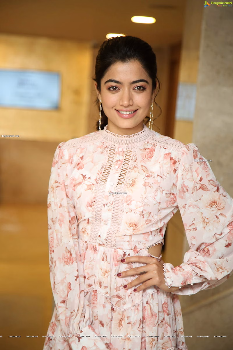 HD-wallpaper-rashmika-mandanna-13