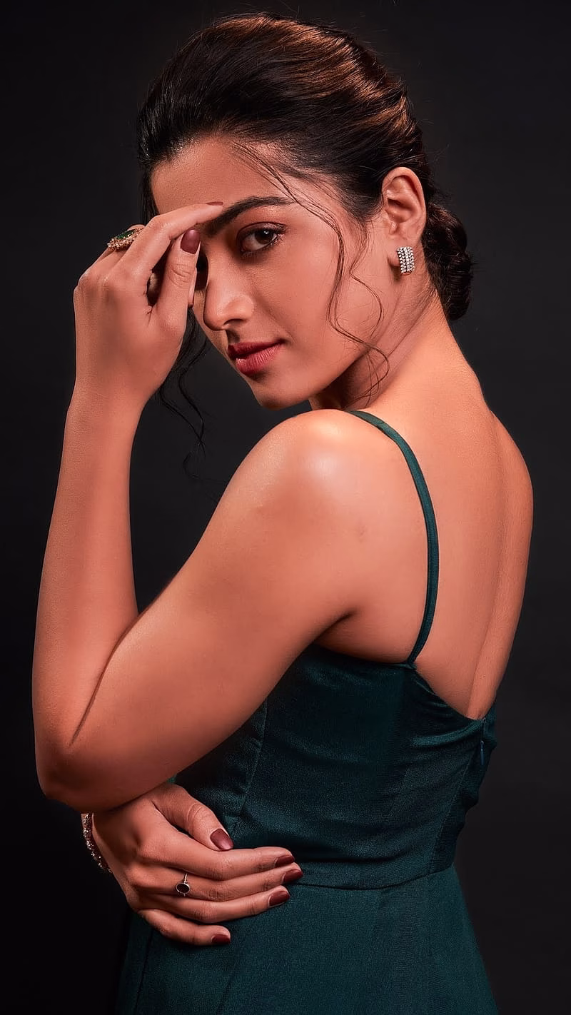 HD-wallpaper-rashmika-mandanna-live-backless-top-rashmika-mandanna