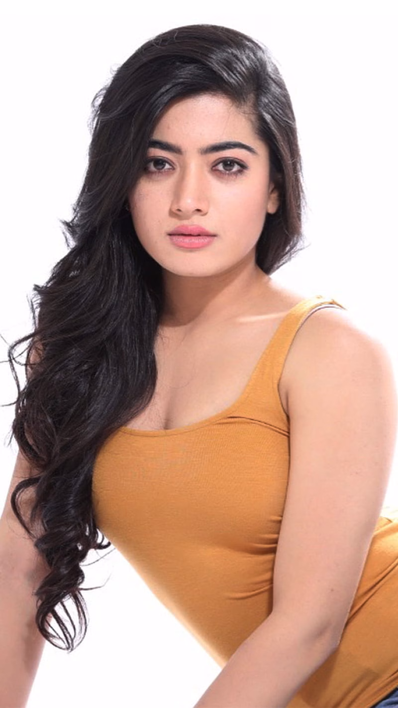 HD-wallpaper-rashmika-mandanna-suren