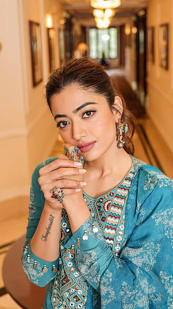 HD-wallpaper-rashmika-mandanna-telugu-actress-saree-beauty-thumbnail-3