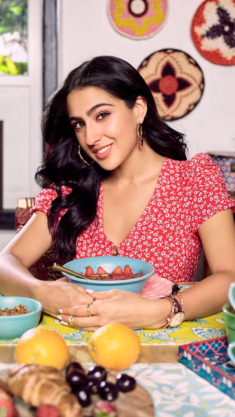 HD-wallpaper-sara-ali-khan-actress-kareena-kapoor-kapoor-bollywood-girl