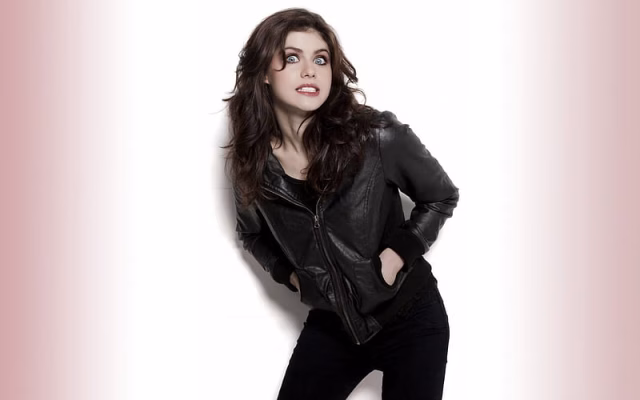 HD-wallpaper-scared-alexandra-daddario-radioactive-brunette-texas-chainsaw-percy-jackson-daddario-alexandra
