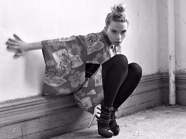 HD-wallpaper-scarlett-johansson-model-black-white-scarlett-wallaper-stockings-actress-johansson-2015