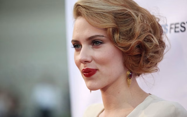 HD-wallpaper-scarlett-johansson-portrait-hoot-american-actress-makeup-smile-face