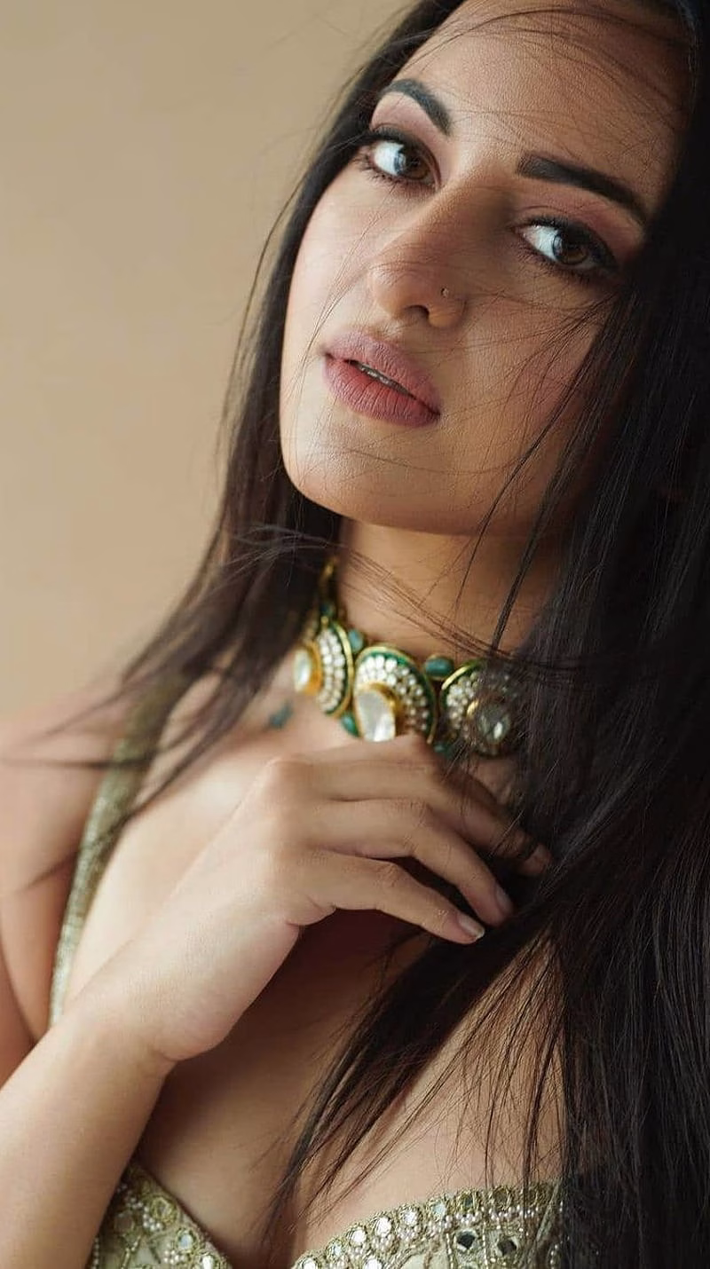 HD-wallpaper-sonakshi-sinha-bollywood-actress-closeup