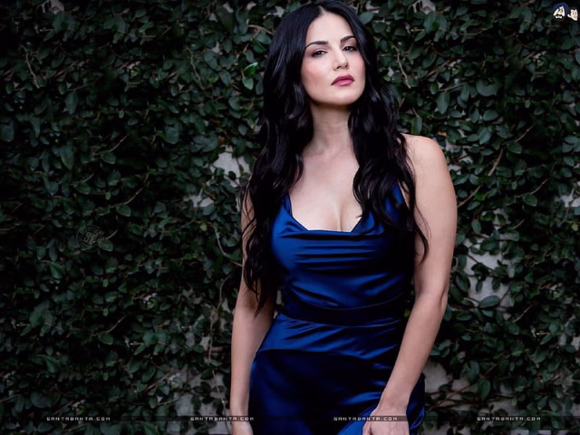 HD-wallpaper-sunny-leone-actress-black-hair-blue-favorite-smile