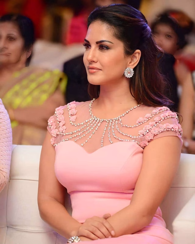 HD-wallpaper-sunny-leone-actress-bollywood-bollywood-actress-cool-girls-iconic-model-pretty-sunny
