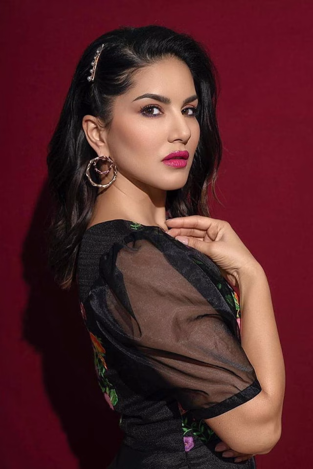 HD-wallpaper-sunny-leone-black