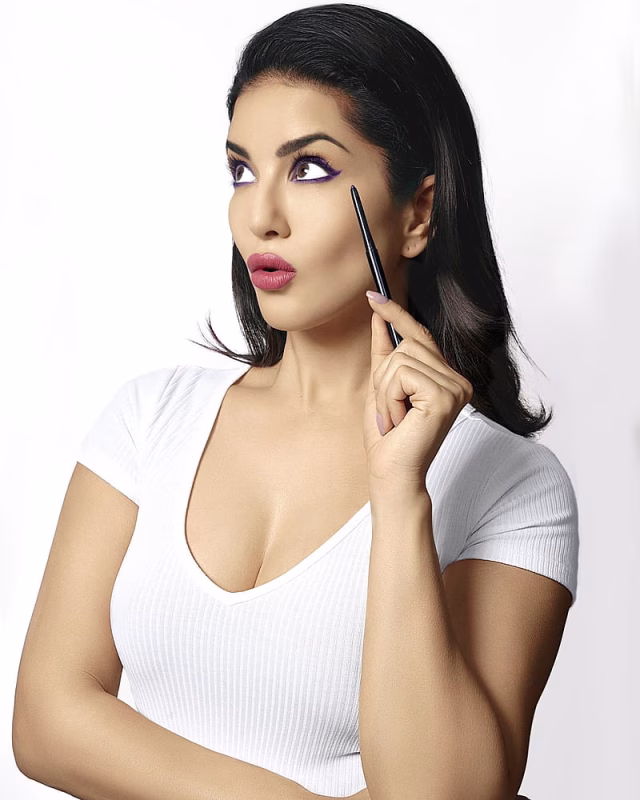HD-wallpaper-sunny-leone-eye-head