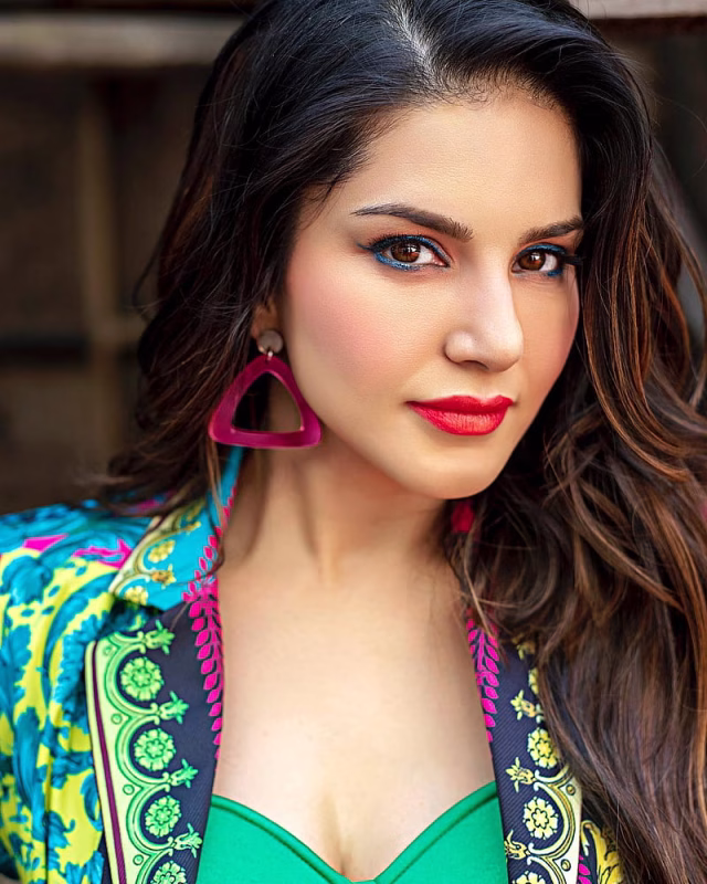 HD-wallpaper-sunny-leone-head-hair