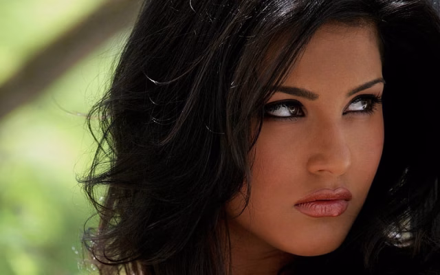 HD-wallpaper-sunny-leone-look-leone-brunette-sunny-look