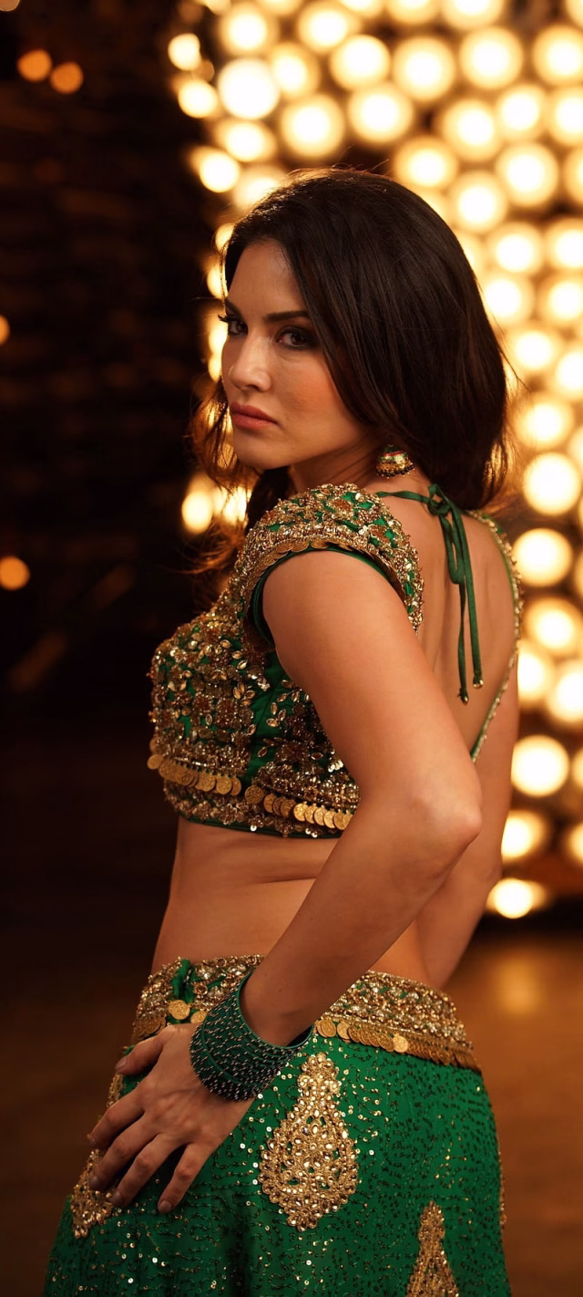 HD-wallpaper-sunny-leone-madurey-raja-malayalam-movie