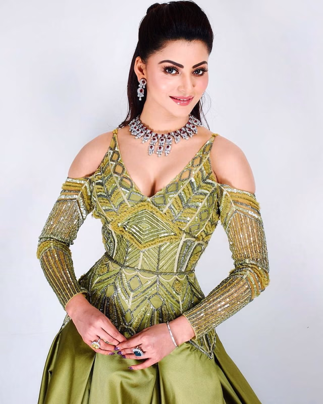 HD-wallpaper-urvashi-rautela-bollywood-model