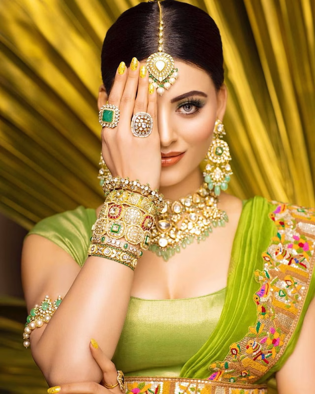 HD-wallpaper-urvashi-rautela-bride-sari