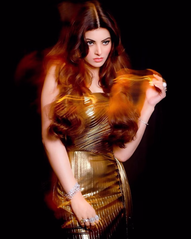HD-wallpaper-urvashi-rautela-fashion-design-flash-graphy